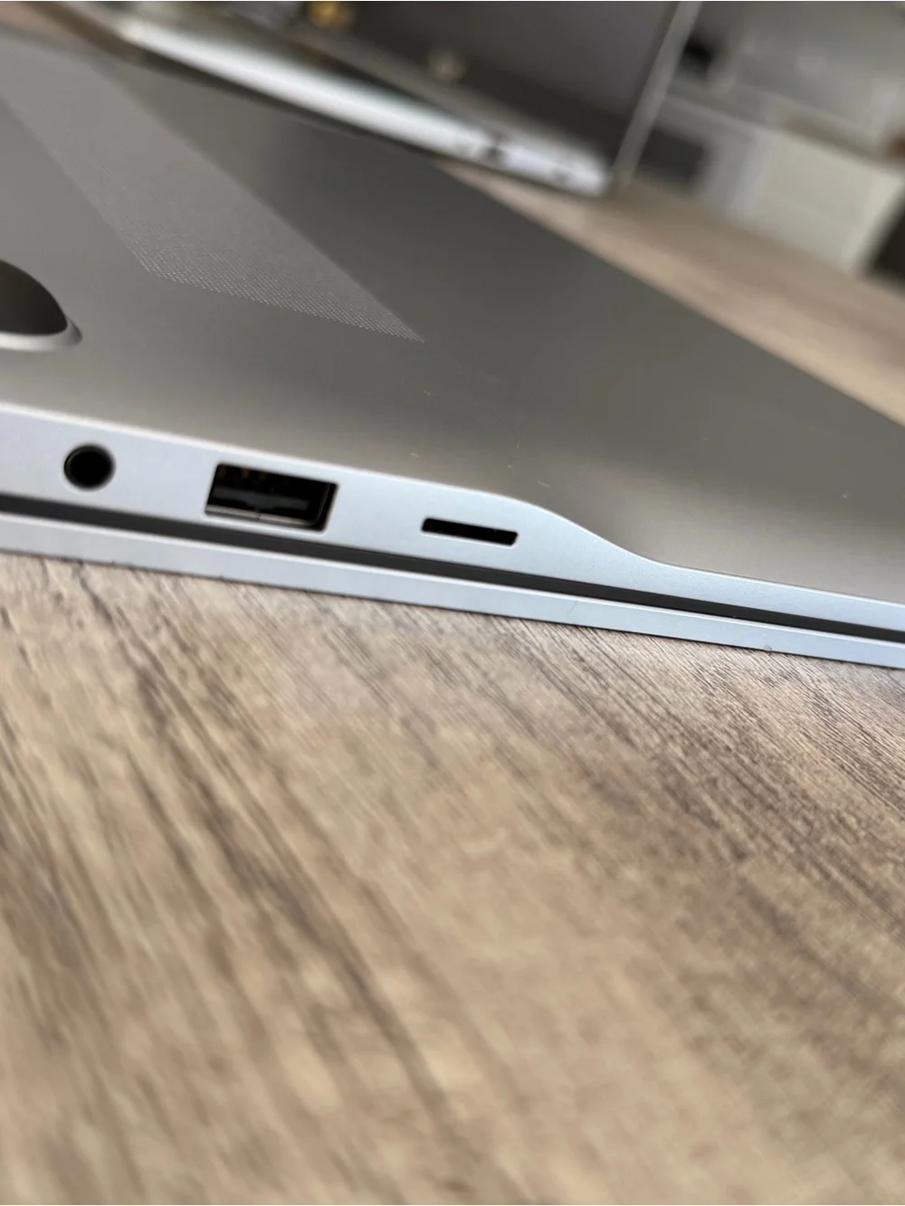 Samsung Silver Metallic Laptop Cover - Minimalist Design